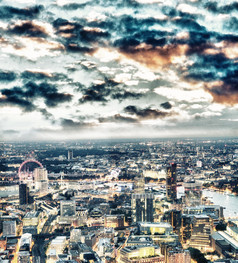 城市天际线沿着河泰晤士河晚上空中视图伦敦城市天际线沿着河泰晤士河晚上空中视图伦敦