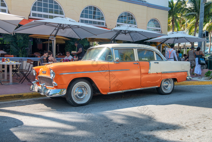 迈阿密海滩4月老橙色车沿着海洋开车的路的大多数著名的城市吸引力为游客迈阿密海滩4月老橙色车沿着海洋开车