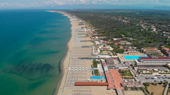 空中视图澡堂与海滩雨伞和海洋空中视图澡堂与海滩雨伞和海洋