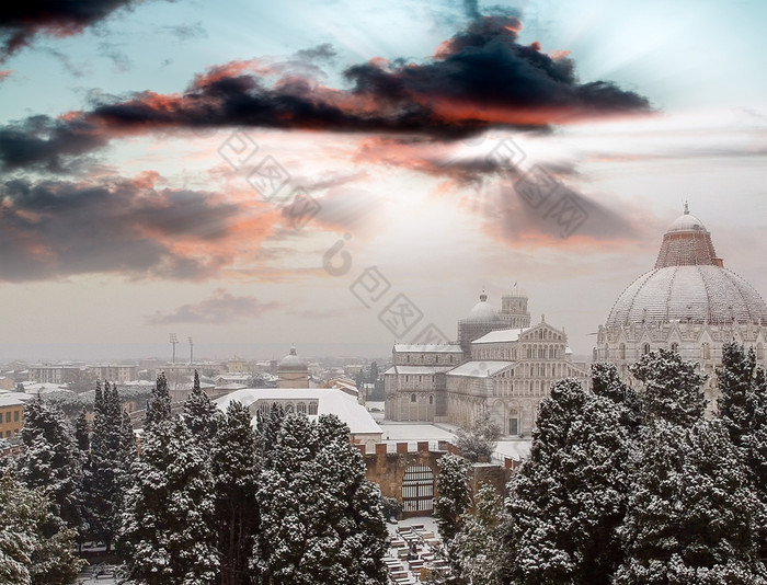 比萨意大利广场奇迹与雪空中日落视图比萨意大利广场奇迹与雪空中日落视图