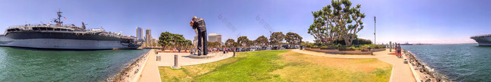 三迭戈7月游客访问号航空母舰中途附近三迭戈7月游客访问号航空母舰中途附近拥抱和平雕像三迭戈吸引了几百万游客每年