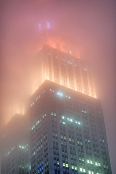 新纽约城市12月的帝国状态建筑笼罩雾晚上的城市吸引了几百万人每年