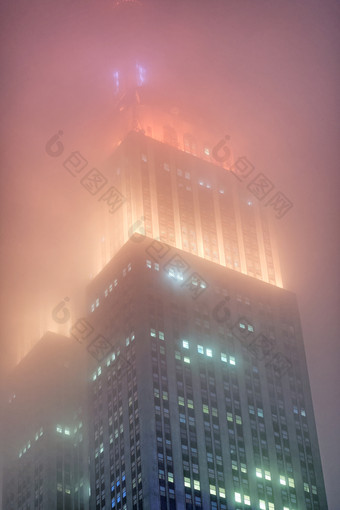 新纽约城市12月的帝国状态建筑笼罩雾晚上的城市吸引了几百万人<strong>每年</strong>