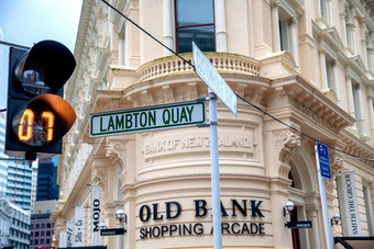 惠灵顿新新西兰9月蓝白屯旋转街标志城市海滨惠灵顿吸引了几百万人每年