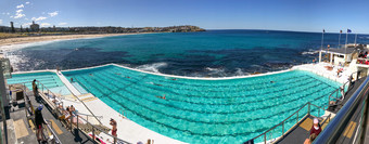 邦迪海滩澳大利亚8月当地人和游客享受的著名的冰山池这主要目的地悉尼