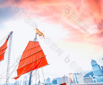 红色的树木繁茂的船图标在香港香港操作维多利亚港口
