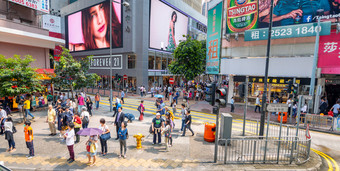 在香港香港五月游客和当地人沿着<strong>城市街道</strong>的<strong>城市</strong>吸引了几百万人每一个一年