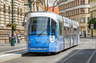 布拉格7月色彩斑斓的有轨电车速度沿着城市街道布拉格著名的中世纪的城市欧洲