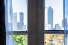 木窗口与城市视图