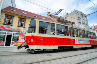 布拉格7<strong>月色</strong>彩斑斓的有轨电车速度沿着城市街道布拉格著名的中世纪的城市欧洲