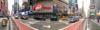 新纽约城市12月游客走沿着次广场全景视图的城市吸引了几百万人<strong>每年</strong>