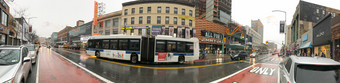 新纽约城市12月游客走沿着哈 莱 姆街道多雨的一天全景视图的城市吸引了几百万人<strong>每年</strong>