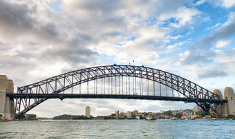 美丽的视图悉尼港桥从巡航船悉尼港