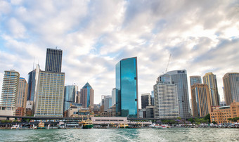 美丽的视图市中心悉尼天际线从巡航船<strong>悉尼港</strong>