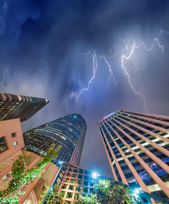 三旧金山摩天大楼狂风暴雨的晚上天空视图