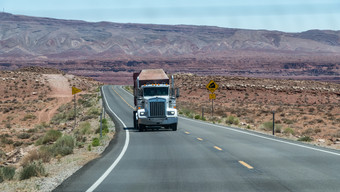 大卡车超速行驶沿着亚利桑那州路曼联州