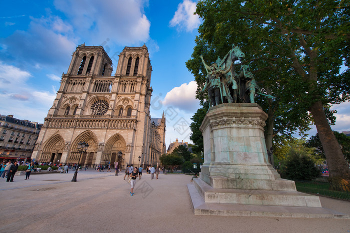 巴黎6月我们的爵士大教堂日落与游客我们的爵士参观了几百万人每一个一年