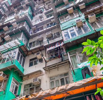 在香港香港中国低角视图拥挤的住宅塔采石场湾在香港香港风景过度拥挤的狭窄的公寓高住房密度