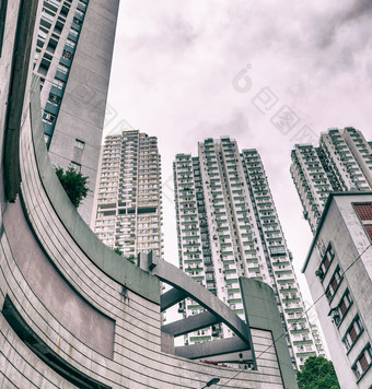 在香港香港中国低角视图拥挤的住宅塔采石场湾在香港香港风景过度拥挤的狭窄的公寓高住房密度