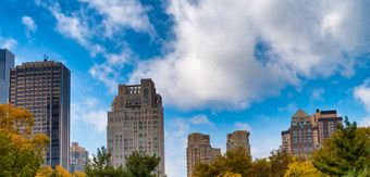 中央公园和周围摩天大楼秋天季节新纽约城市