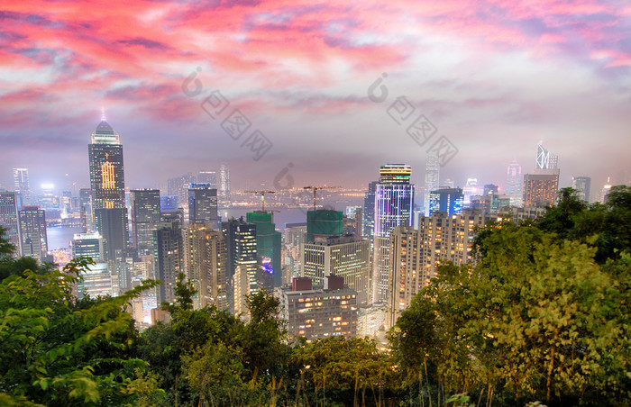 全景在香港香港城市天际线晚上视图从的峰香港