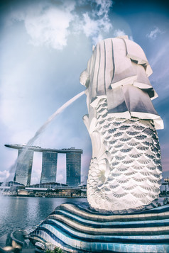 新加坡鱼尾狮和城市天际线日落