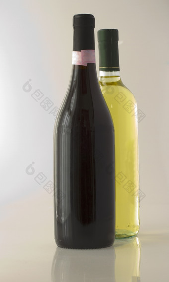 酒瓶红色的而且白色酒与反射