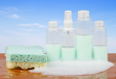 四个瓶肥皂与泡沫而且海绵