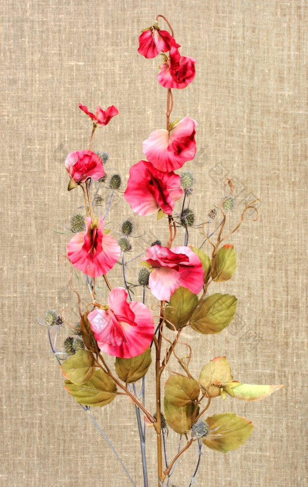 花束与粉红色的人工花而且自然分支纺织背景特写镜头工作室摄影