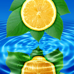 摘要背景反映柠檬片而且绿色叶蓝色的水特写镜头