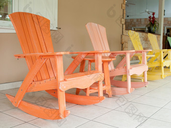 色彩斑斓的木摇摆椅子<strong>玄关</strong>通常设置热带度假胜地