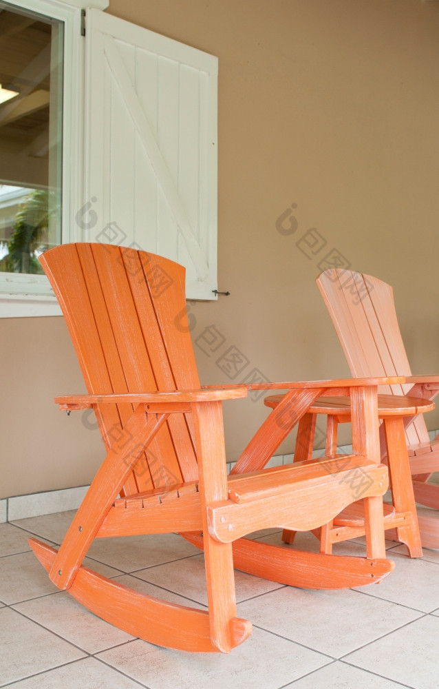 橙色而且粉红色的木摇摆椅子玄关通常设置热带度假胜地