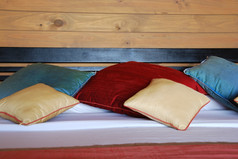 色彩斑斓的枕头而且装饰现代酒店卧室