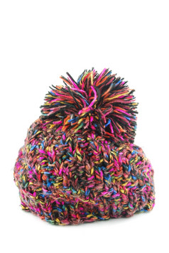 色彩斑斓的冬天针织帽子孤立的白色背景