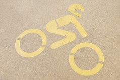黄色的摩托车路标志画黄色的人行道上