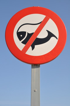 钓鱼允许标志对蓝色的天空背景