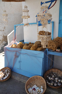 典型的纪念品商店与海绵而且贝壳从的卡利姆诺斯岛希腊