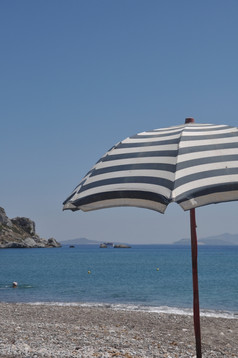 华丽的海滩场景与希腊伞Kefalos海滩食物希腊