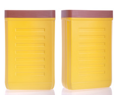 两个黄色的巧克力粉塑料瓶棕色（的）帽孤立的白色背景