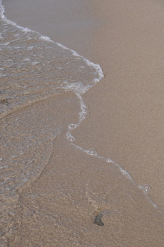 华丽的海滩沙子而且海泡沫copy-space可用