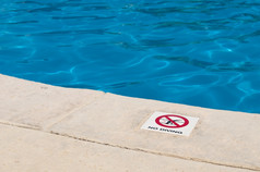 潜水标志的在游泳池边