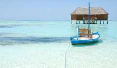 美丽的海景与度蜜月别墅马尔代夫的岛而且典型的船