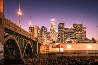 摩天大楼市中心这些洛杉矶加州晚上视图从下的桥