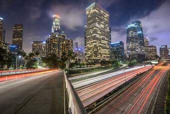 市中心这些洛杉矶晚上与车交通光小径