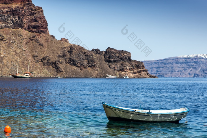 孤独的钓鱼船海岸线爱琴海海希腊
