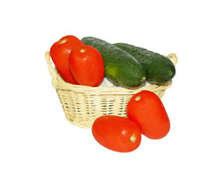 光小柳条篮子与西红柿而且黄瓜篮子而且蔬菜孤立的白色背景