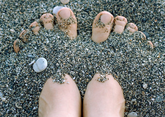 沿海小鹅卵石滚的波两个人类腿与的手指不焦点覆盖与鹅卵石变化气候变暖脚温暖的海鹅卵石娱乐游客的海滩