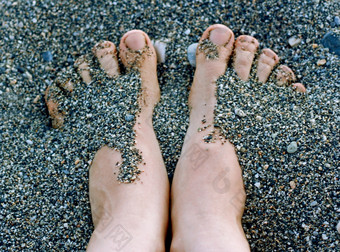 沿海小鹅卵石滚的波两个人类腿与的<strong>手</strong>指不焦点覆盖与鹅卵石变化气候变<strong>暖脚</strong>温<strong>暖</strong>的海鹅卵石娱乐游客的海滩