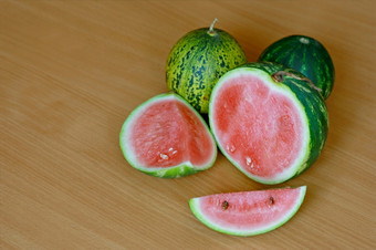 几个成熟的年轻的西瓜而且小瓜说谎木表面一个西瓜减少成部分