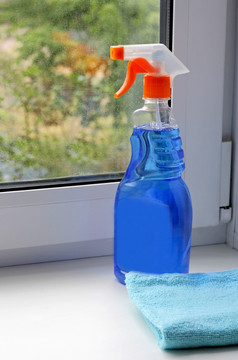 意味着为洗窗户透明的瓶站的窗台上对的脏玻璃说谎下一个布为清洁